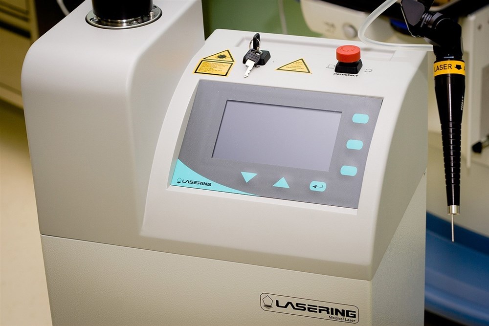 Это лазерная система Лазеринг, специально разработанная для хирургических целей. Ее суть состоит в использовании высокой энергии для уничтожения какого-либо клеточного материала. Система используется как завершающая процедура при удалении опухоли и служит для уничтожения клеток, которые априори могли остаться на границе здоровых тканей. Использование этой технологии для пациента означает максимально радикальное удаление опухоли и снижение вероятности ее продолженного роста.