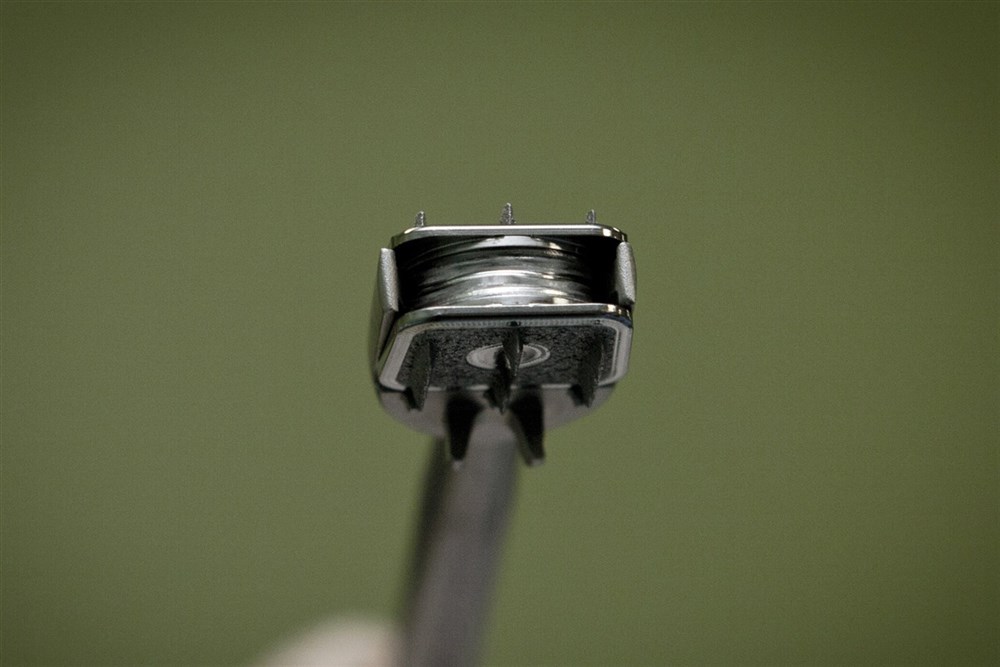 Диск имеет искусственное ядро, выполненное из поликарбонат уретана и волокнистое кольцо из полиэтилена, имитирующее фиброзное кольцо. Его строение обеспечивает такие же характеристики подвижности, как у естественного диска.