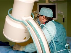Процедура осуществляется под контролем ЭОП (электронно-оптического преобразователя, рентгена).