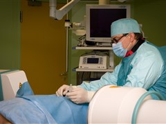 Суть процедуры фасетопластики заключается в том, что внутрь фасеточного сустава вводится специальный эндопротез синовиальной жидкости.