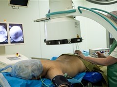 Под контролем интраоперационного рентгена пациенту в капсулы фасеточных суставов вводятся иглы с электродами на концах.